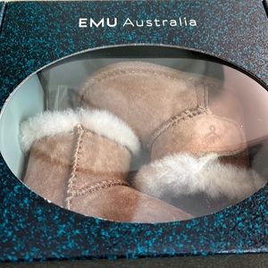 Brand new EMU AUSTRALIA infant real shearling lined leather booties